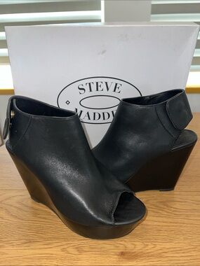 NIB Steve Madden Black Leather Peep-Toe Wedge Sandals